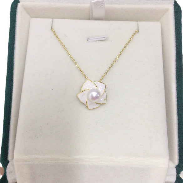 Wholesale Minimalist Freshwater Pearl Pendant Necklace With Copper Accessory And 18K Gold Chain Flat Round And Bun Round Pearl Shapes