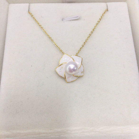 Wholesale Minimalist Freshwater Pearl Pendant Necklace With Copper Accessory And 18K Gold Chain Flat Round And Bun Round Pearl Shapes