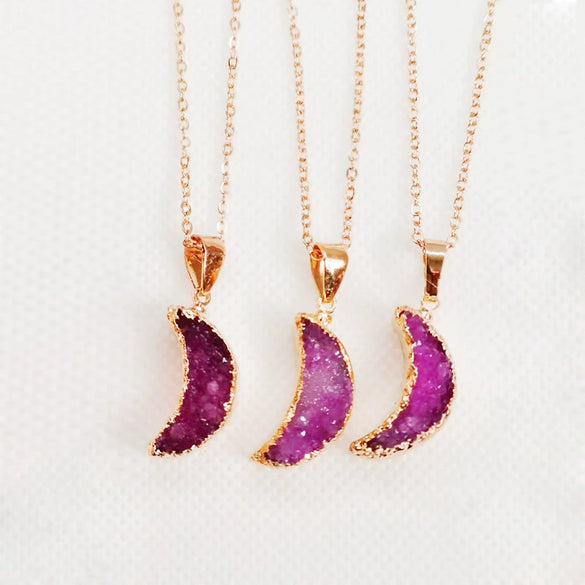 Wholesale Natural Crystal Crescent Pendant Necklace With Gold Plated Edge Original Stone Moon Pendant And Crystal Tooth Material