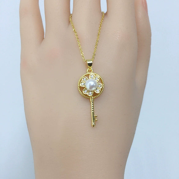 Wholesale Natural Freshwater Pearl Necklace With Four Leaf Clover Key Pendant And Copper Accessories
