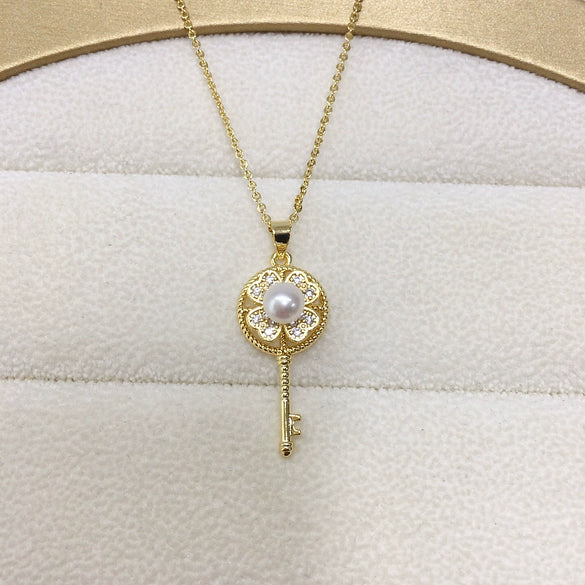 Wholesale Natural Freshwater Pearl Necklace With Four Leaf Clover Key Pendant And Copper Accessories