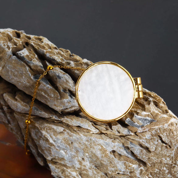 Wholesale Necklace Retro Geometric Style Round Mothershell Pendant Copper Plated With True Gold Ochain