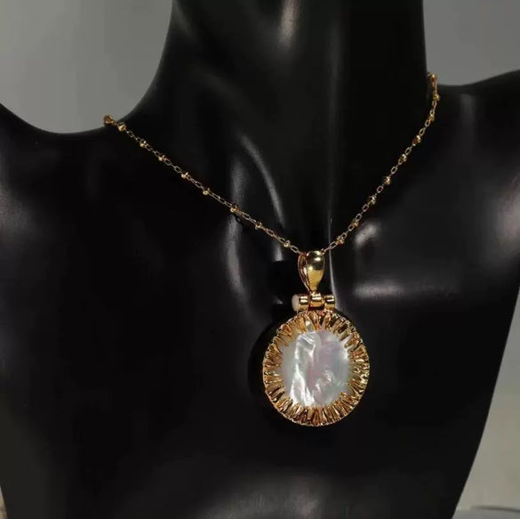Wholesale Necklace Retro Geometric Style Round Mothershell Pendant Copper Plated With True Gold Ochain