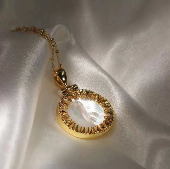 Wholesale Necklace Retro Geometric Style Round Mothershell Pendant Copper Plated With True Gold Ochain