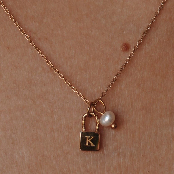 Wholesale Necklace Stainless Steel And Titanium Steel With 26 Letters Pearl Lock Pendant And 12 Constellations Handmade Ochain Plated With 18K Gold For Women