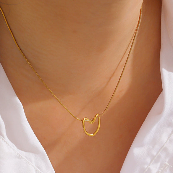 Wholesale Necklace Titanium Steel Heart Shaped 18K Gold Plated Simple Hollow Design For Women