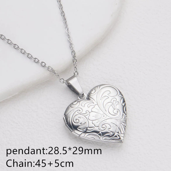 Wholesale Openable Heartshaped Pattern Photo Frame Photo Box Pendant Necklace In Stainless Steel With Electroplating For Women