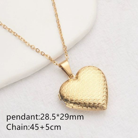 Wholesale Openable Heartshaped Pattern Photo Frame Photo Box Pendant Necklace In Stainless Steel With Electroplating For Women