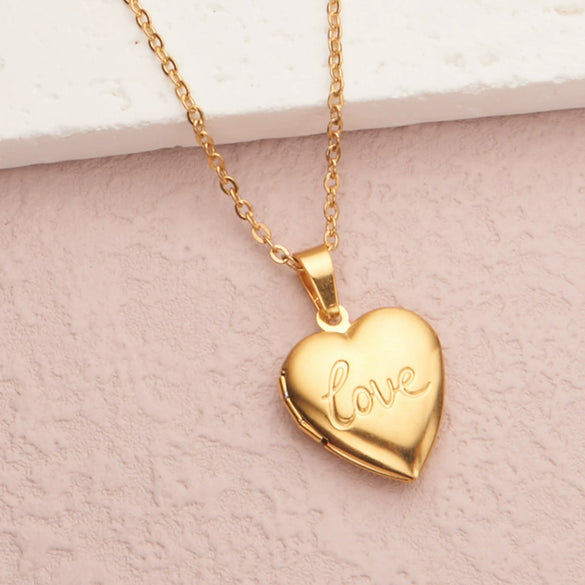 Wholesale Openable Heartshaped Pattern Photo Frame Photo Box Pendant Necklace In Stainless Steel With Electroplating For Women
