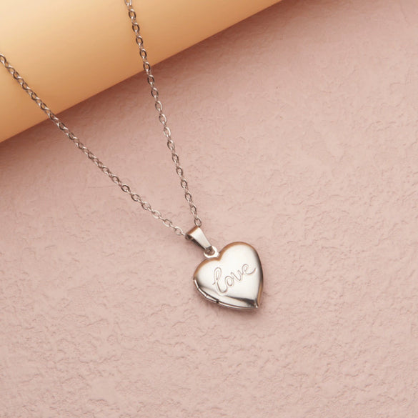 Wholesale Openable Heartshaped Pattern Photo Frame Photo Box Pendant Necklace In Stainless Steel With Electroplating For Women