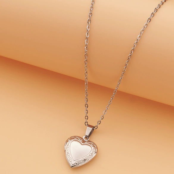 Wholesale Openable Heartshaped Pattern Photo Frame Photo Box Pendant Necklace In Stainless Steel With Electroplating For Women