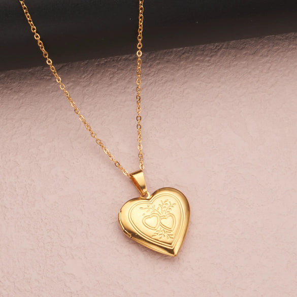 Wholesale Openable Heartshaped Pattern Photo Frame Photo Box Pendant Necklace In Stainless Steel With Electroplating For Women