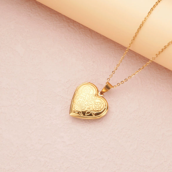 Wholesale Openable Heartshaped Pattern Photo Frame Photo Box Pendant Necklace In Stainless Steel With Electroplating For Women