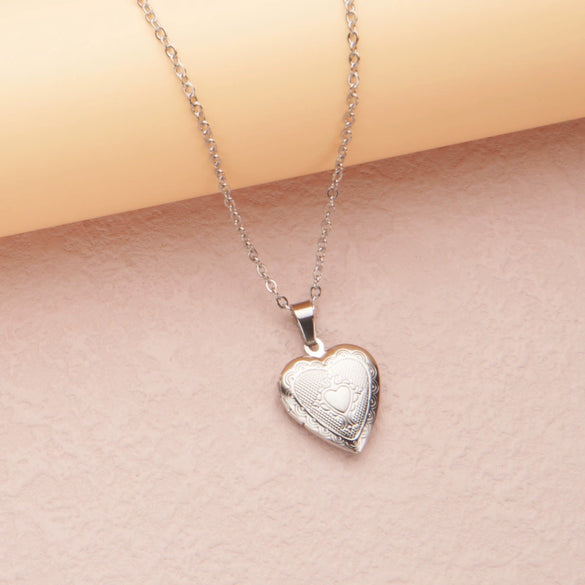 Wholesale Openable Heartshaped Pattern Photo Frame Photo Box Pendant Necklace In Stainless Steel With Electroplating For Women