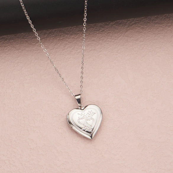 Wholesale Openable Heartshaped Pattern Photo Frame Photo Box Pendant Necklace In Stainless Steel With Electroplating For Women