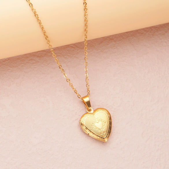 Wholesale Openable Heartshaped Pattern Photo Frame Photo Box Pendant Necklace In Stainless Steel With Electroplating For Women