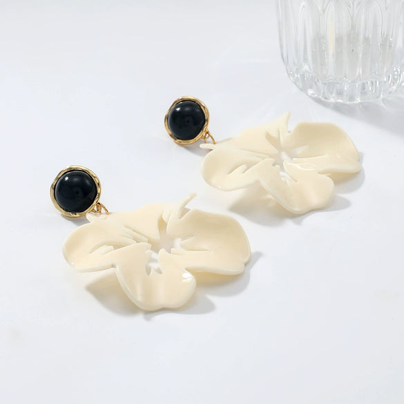 Wholesale Plastic Resin Flower Cut Out Multilayered Women's Light Luxury Style Earrings With Polish Design