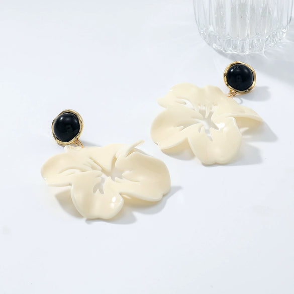 Wholesale Plastic Resin Flower Cut Out Multilayered Women's Light Luxury Style Earrings With Polish Design