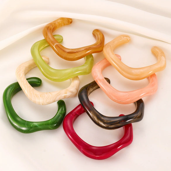 Wholesale Resin Geometric Asymmetrical Open Bracelet For Women Environmentalfriendly Retro Exaggerated Simple Elegant Highend Versatile