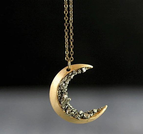 Wholesale Retro Electroplated Alloy Moonshaped Necklace For Women