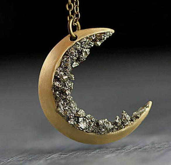 Wholesale Retro Electroplated Alloy Moonshaped Necklace For Women