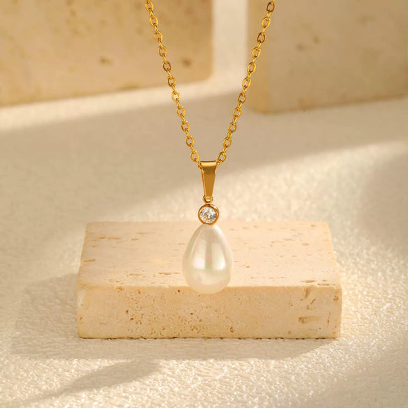 Wholesale Retro Highend Titanium Steel Artificial Pearl Dropshaped Pendant Necklace Clavicle Chain With Electroplating