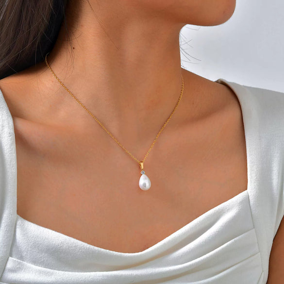 Wholesale Retro Highend Titanium Steel Artificial Pearl Dropshaped Pendant Necklace Clavicle Chain With Electroplating