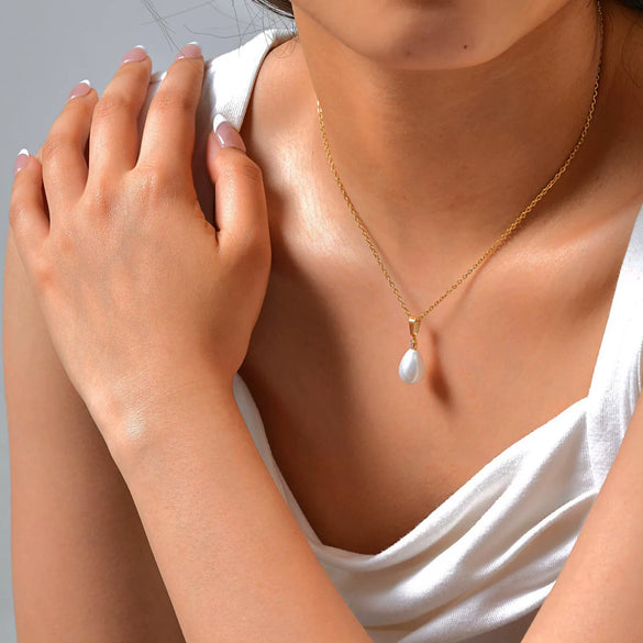 Wholesale Retro Highend Titanium Steel Artificial Pearl Dropshaped Pendant Necklace Clavicle Chain With Electroplating