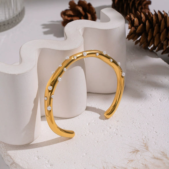 Wholesale Retro Minimalist Inlaid Pearl Irregular Arc Opening Stainless Steel Bracelet With Pvd Furnace Vacuum Real Gold Plating