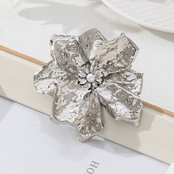 Wholesale Retro Threedimensional Alloy Flower Electroplated Brooch For Women