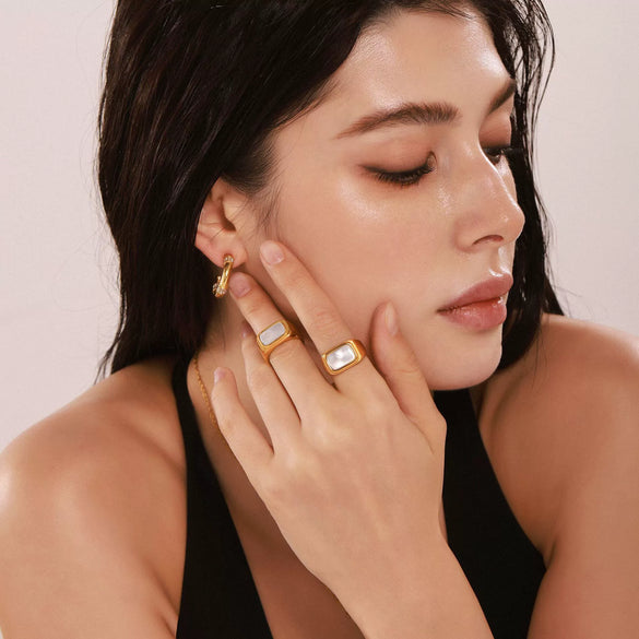 Wholesale Ring 316L Stainless Steel White Seashell Inlaid Geometric Light Luxury Gold Plated