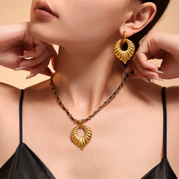 Wholesale Roman Pattern Big Heart Sticky Rhinestone Necklace Earrings Set For Women Titanium Steel 18K Gold Plated