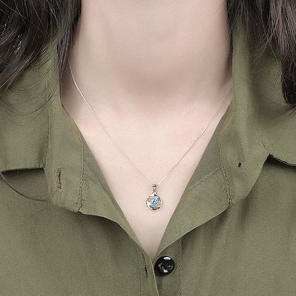 Wholesale S925 Sterling Silver Clavicle Chain With Flower Patterned Pendant And Electroplating Treatment For Female