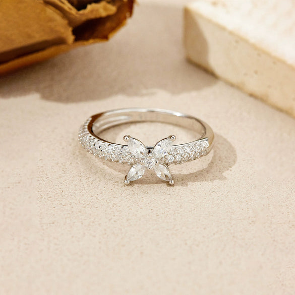 Wholesale S925 Sterling Silver Fourleaf Clover Ring Electroplated With Platinum Or 18K Gold Inlaid With Zircon Geometric Style Women's And Unisex Ring