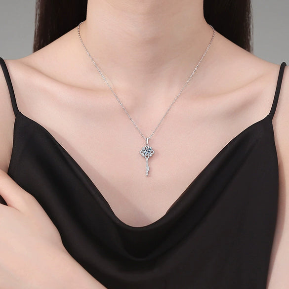 Wholesale S925 Sterling Silver Necklace With Moissanite Four Leaf Clover And Key Pendant Light Luxury Style Diamond Like Design