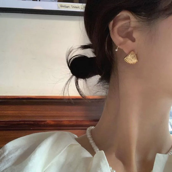 Wholesale S925 Sterling Silver Shell Stud Earrings For Women With Polished Finish And Geometric Style