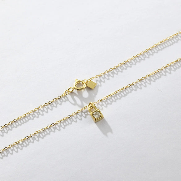 Wholesale S925 Sterling Silver Small Lock Pendant Necklace With Platinum Or 18K Gold Electroplating Classic And Fashionable Design