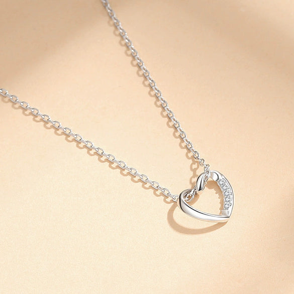 Wholesale Silver Jewelry Women's Hollow Love Pendant Allmatch Collarbone Chain With Geometric Pattern And Diamond Design