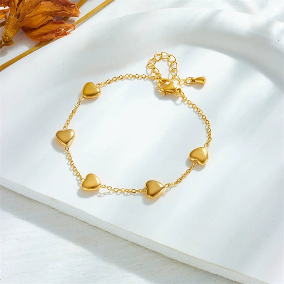 Wholesale Simple Design Love Accessories Chain Ladies Bracelet In Titanium Steel And Stainless Steel With Gold Plated Electroplating And Heart Shape Pattern