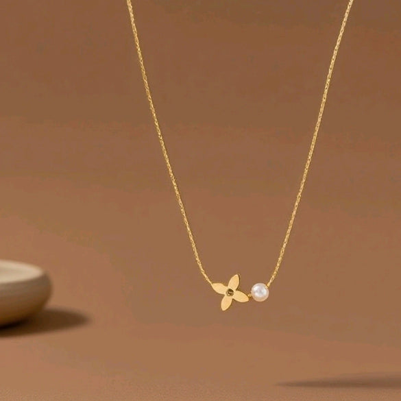 Wholesale Simple Geometric Fourleaf Clover 18K Gold Plated Titanium Steel Necklace For Women