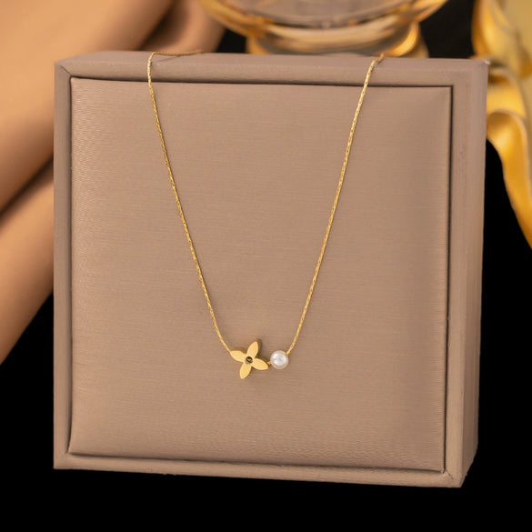 Wholesale Simple Geometric Fourleaf Clover 18K Gold Plated Titanium Steel Necklace For Women