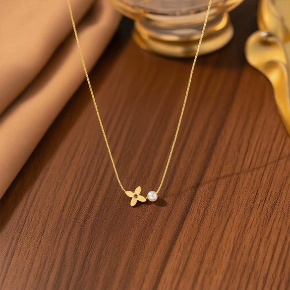 Wholesale Simple Geometric Fourleaf Clover 18K Gold Plated Titanium Steel Necklace For Women