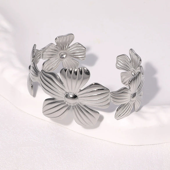 Wholesale Simple Retro Fivepetal Flower Stainless Steel Electroplated Women's Bracelet