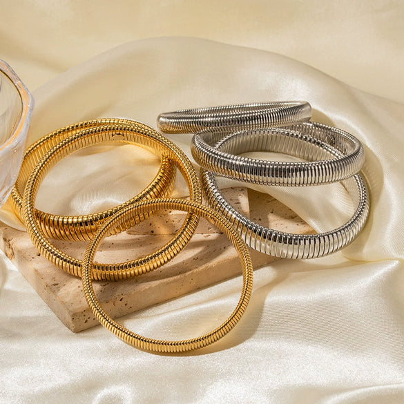Wholesale Simple Stainless Steel And Titanium Steel Multi Layer Exaggerated Women's Bracelet With 18K Gold Plated Electroplating And Geometric Style