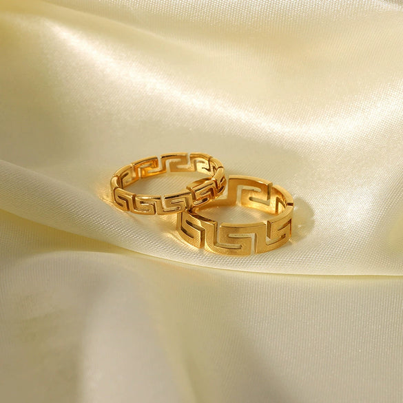 Wholesale Simple Stainless Steel Geometric Hollow Finger Ring With Great Wall Pattern Vacuum Real Gold Electroplated In Pvd Furnace Unisex