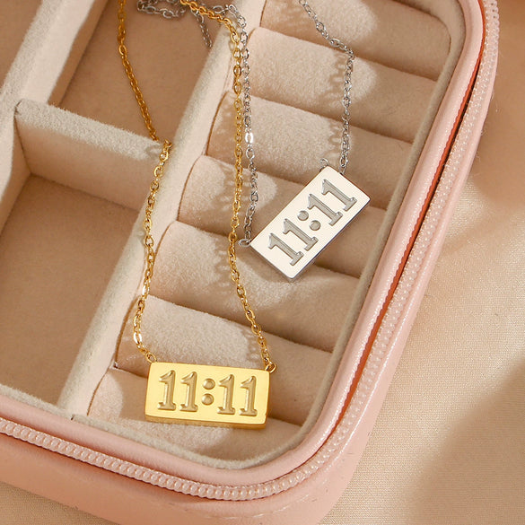 Wholesale Simple Stainless Steel 18K Gold Plated Letter Square Necklace For Women With Electroplating Process