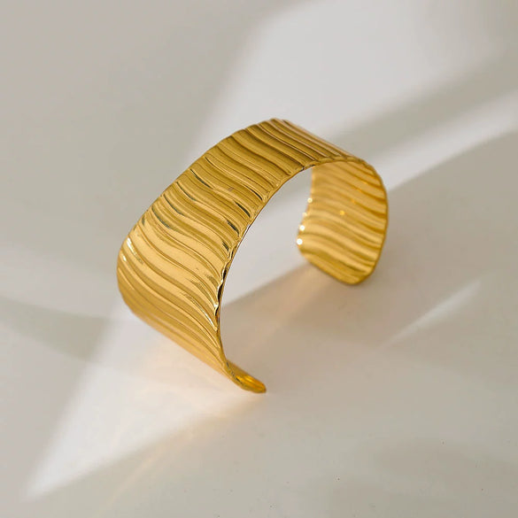 Wholesale Simple Stainless Steel 18K Gold Plated Open Wave Glossy Bracelet For Women