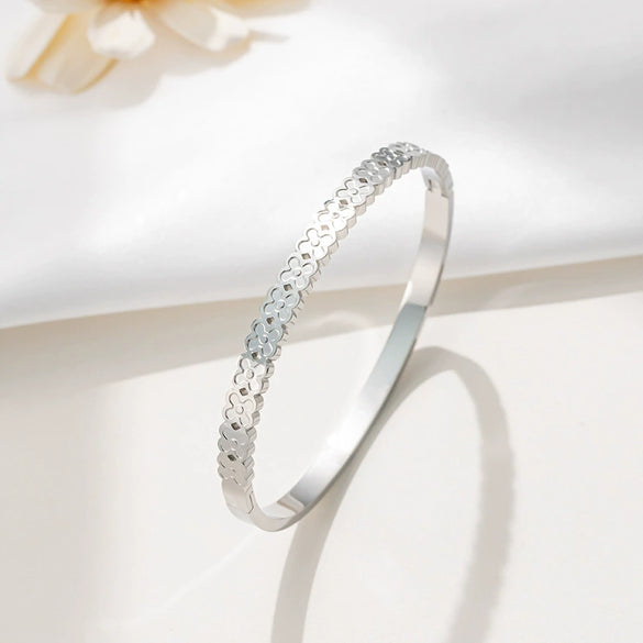 Wholesale Simple Titanium Steel Fourleaf Clover Women's Fashion Light Luxury Elegant Electroplated Bracelet