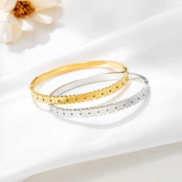 Wholesale Simple Titanium Steel Fourleaf Clover Women's Fashion Light Luxury Elegant Electroplated Bracelet
