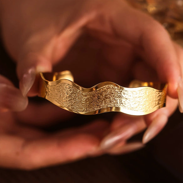 Wholesale Simple Wavy Edge Texture Open Bracelet In Stainless Steel With 18K Real Gold Color Electroplated